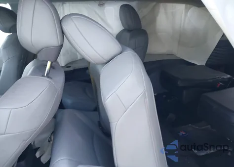 2024 Toyota Sienna Xle z USA, uszkodzony, nr VIN 5TDJRKEC9RS181117